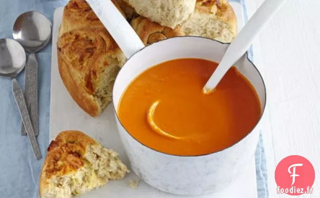 Soupe de tomates avec pain au fromage tear & share