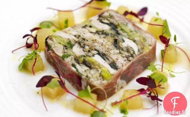 Terrine de poulet et poireaux enveloppée de prosciutto
