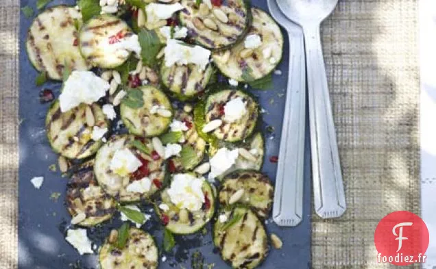 Courgettes grillées aux pignons de pin et à la feta