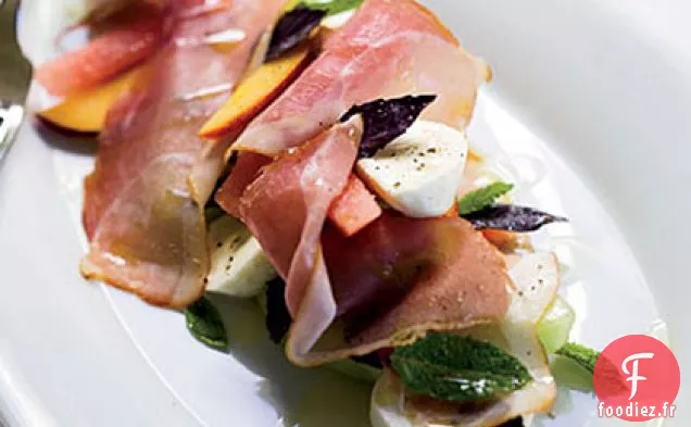 Salade de Melon et Pêche au Prosciutto et à la Mozzarella