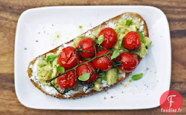 Toast À La Tomate Rôtie Et À L'Avocat