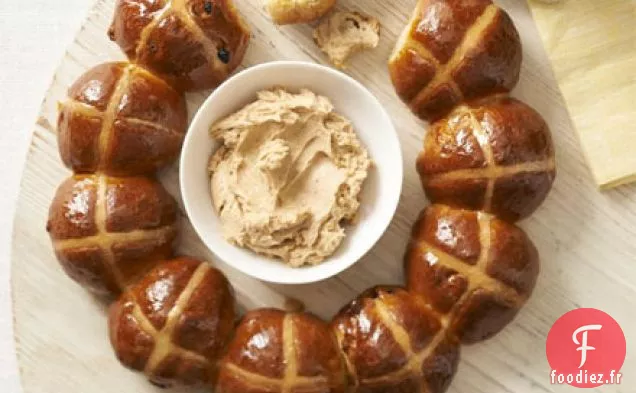 Anneau de pain croisé chaud au beurre de miel épicé