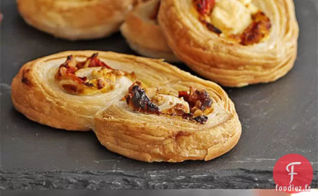 Palmiers poivron rouge, noix et fromage de chèvre