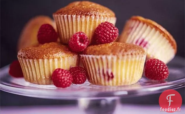 Cupcakes chauds aux framboises avec un filet de sucre orange