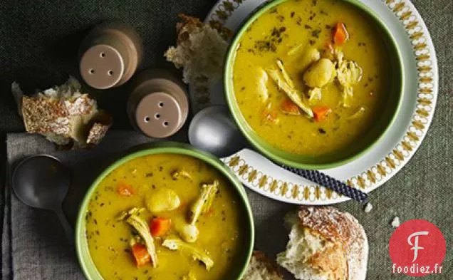 Soupe au poulet aux herbes et aux haricots au beurre
