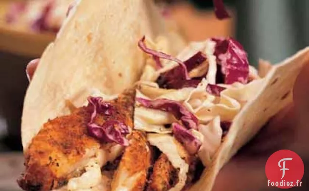 Enveloppements de Poisson-chat Cajun avec Salade de chou