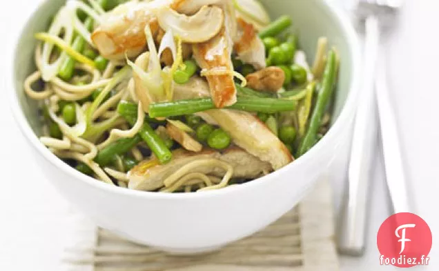 Poulet au citron avec nouilles aux légumes de printemps