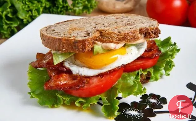 BLT D'Avocat avec Œuf Au Plat Et Mayo Chipotle