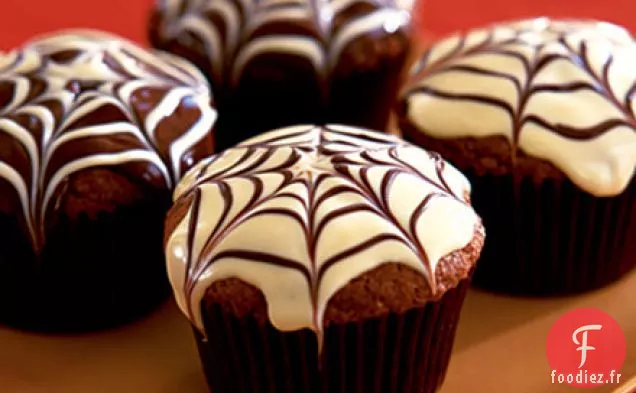 Muffins au fudge au chocolat en toile d'araignée
