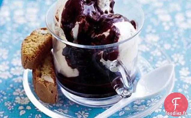 Crème glacée biscotti cassée avec moka chaud