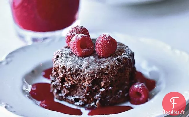 Gâteaux Soufflés Chauds au Chocolat et Sauce aux Framboises