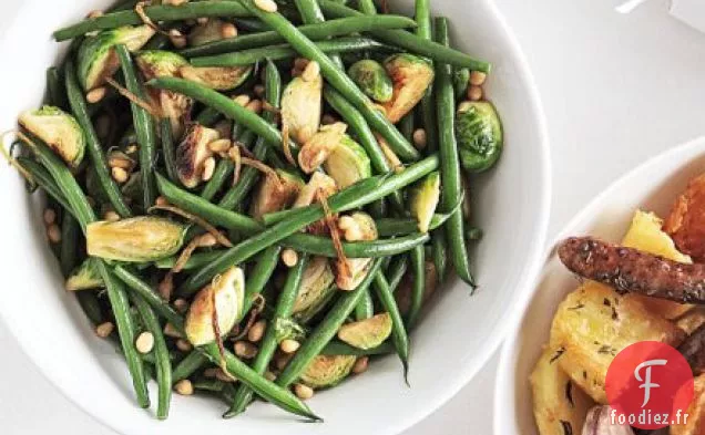 Pousses sautées aux haricots verts, au citron et aux pignons de pin