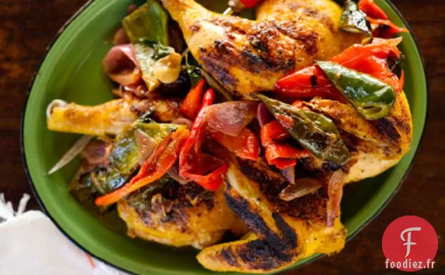 Poulet Sous Une Brique Avec Des Avocats Et Des Piments