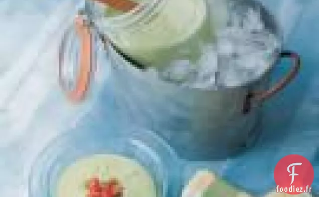 Soupe Au Concombre Et À L'Avocat Avec Salsa À La Tomate