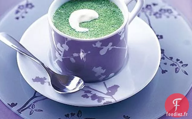 Soupe crémeuse réfrigérée au basilic, aux pois et à la laitue