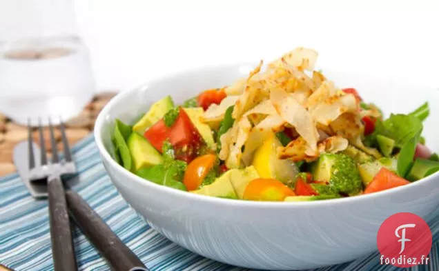 Salade De Tomates Anciennes Et D'Avocat Avec Des Wontons Croustillants Et Épicés