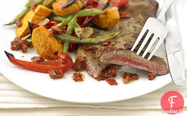 Steak et légumes rôtis avec vinaigrette aux tomates séchées