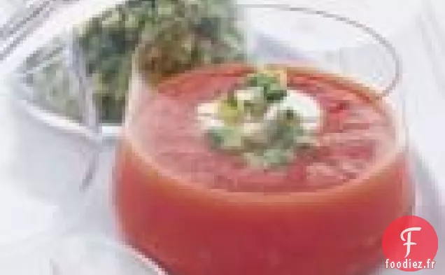 Soupe De Tomates Réfrigérée Avec Salsa À L'Avocat