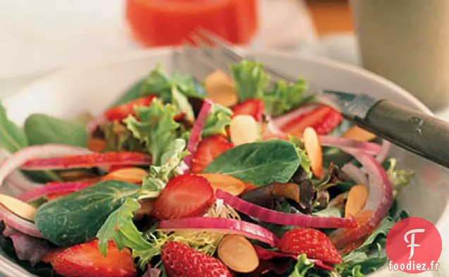 Légumes Verts Printaniers Aux Fraises Et Vinaigrette Au Miel Et À La Pastèque