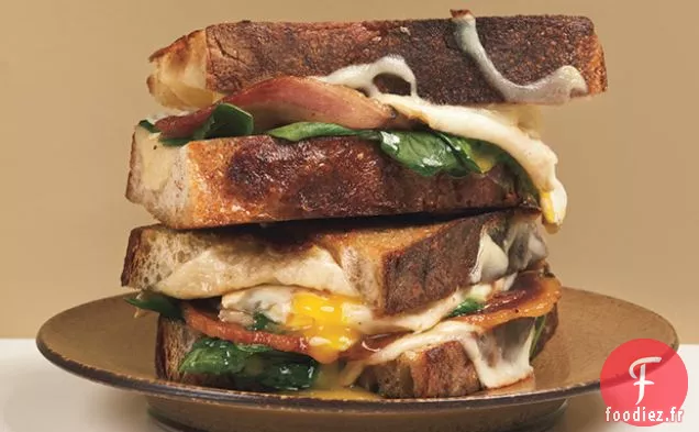 Sandwichs au Fromage Grillé et aux Œufs au Plat