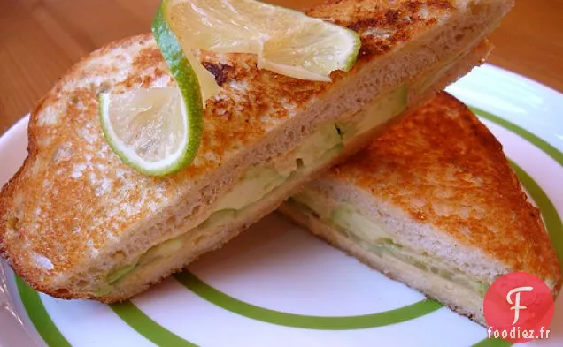 Sandwich Pressé À L'Avocat, Au Concombre Et Au Houmous
