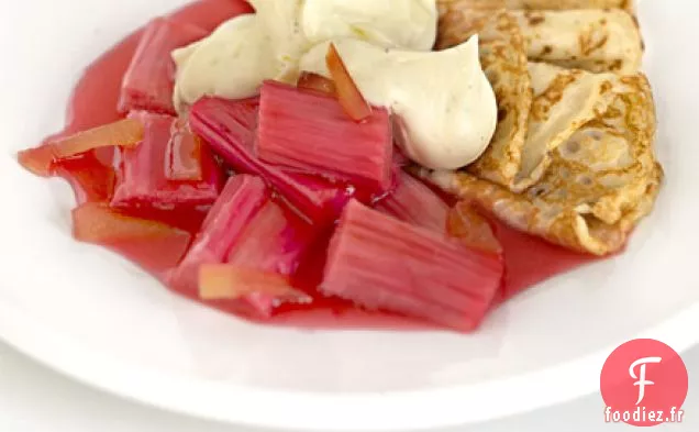 Compote de rhubarbe à la crème fraîche et crêpes à la vanille