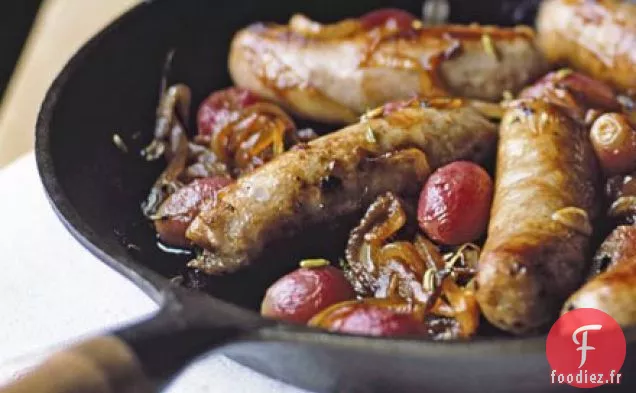 Saucisses rôties à la poêle collantes aux raisins