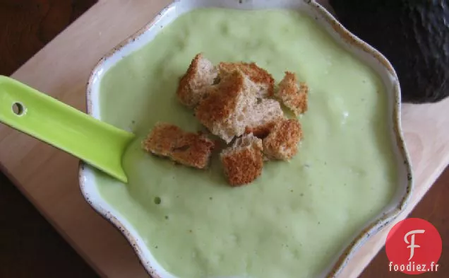 Soupe Épicée À L'Avocat Avec Croûtons Croquants