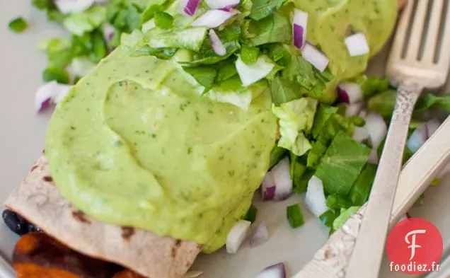 Burrito de Patate Douce Étouffé dans de la Salsa Verde à l'Avocat