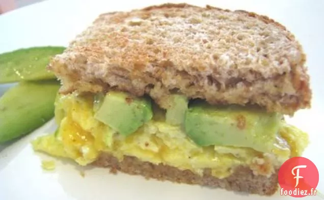 Sandwich À L'Avocat Et Aux Œufs Avec Cheddar Tillamook Sur Blé Entier