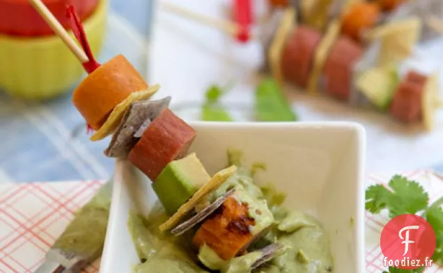 Brochettes De Hotdog Grillées Avec Trempette Crémeuse À L'Avocat