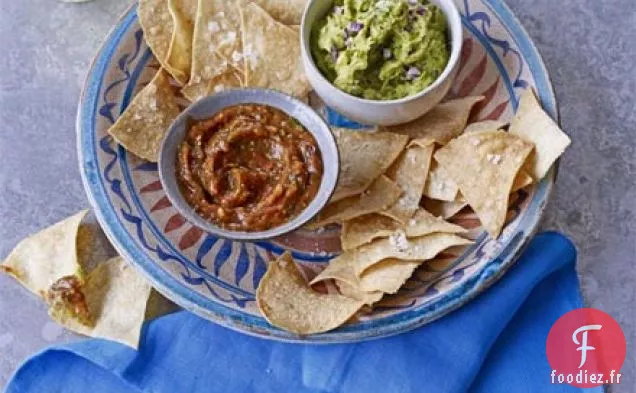 Chips de tortilla maison avec guacamole et salsa de tomates carbonisées