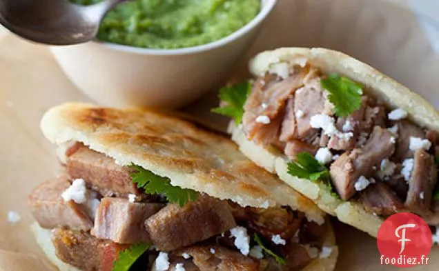 Arepas Remplis De Carnitas Et De Guasacaca