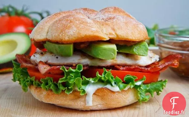 Poulet Grillé et Club Sandwich à l'Avocat et Oignons Caramélisés Chipotle