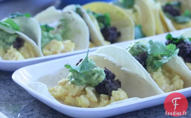 Huevos Rancheros Individuels Avec Haricots Noirs Chipotle Et Crème