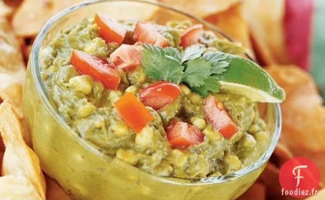 Trempette à l'Avocat et au Maïs avec des Chips de Tortilla maison
