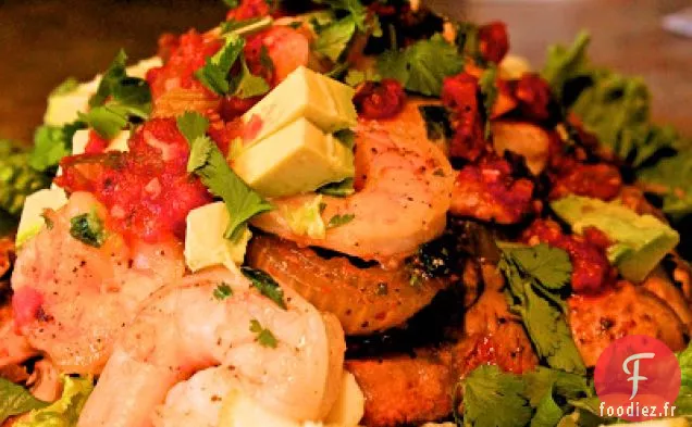Salade Épicée De Crevettes À L'Avocat Avec Steak