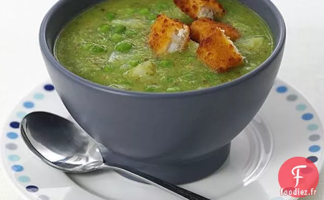 Soupe aux pois et au pesto aux croûtons de doigts de poisson