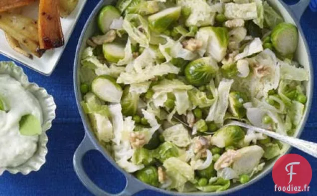 Légumes verts mélangés aux noix