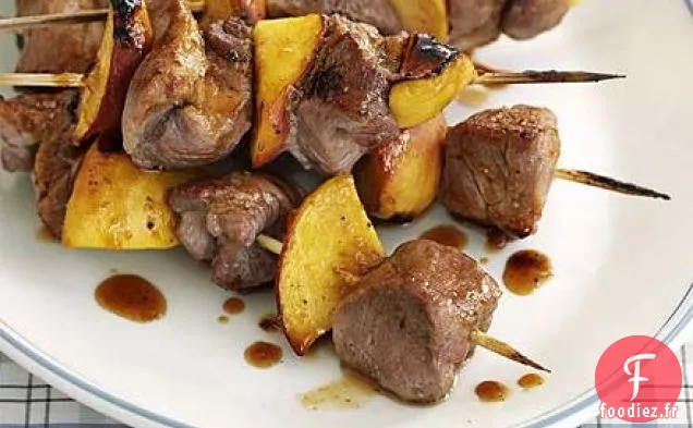 Brochettes de porc et pêche avec salade Little Gem