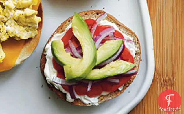 Bagel au Fromage à la Crème, Tomate, Oignon Rouge et Avocat