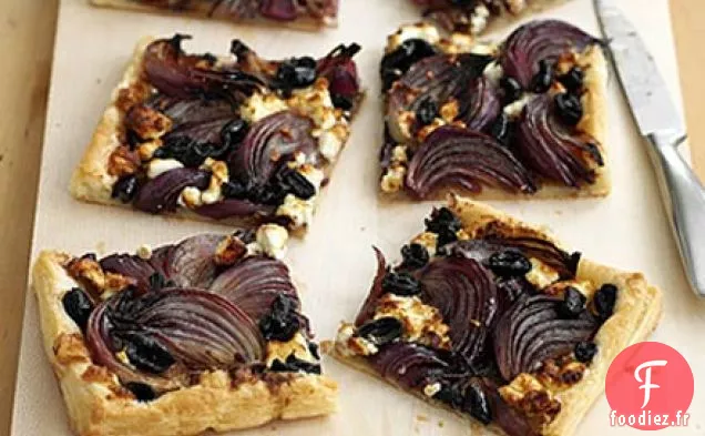 Tarte à l'oignon rouge, à la feta et aux olives
