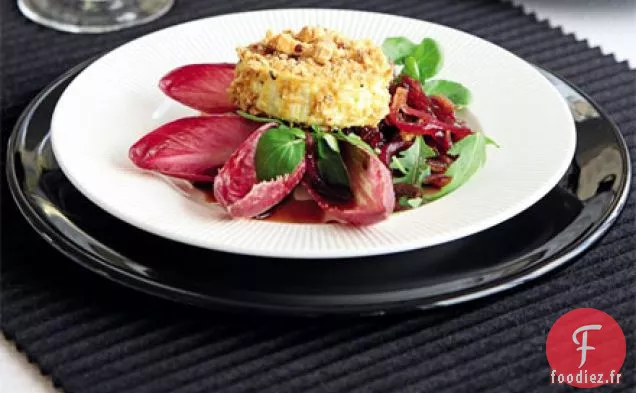 Fromage de chèvre cuit au four avec croûte de noisettes et oignons balsamiques