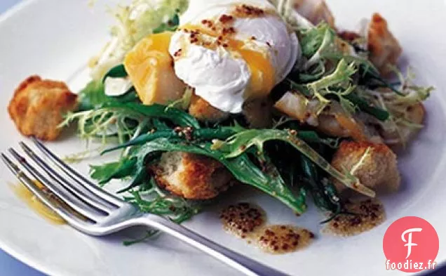 Salade d'aiglefin fumé aux œufs pochés et croûtons