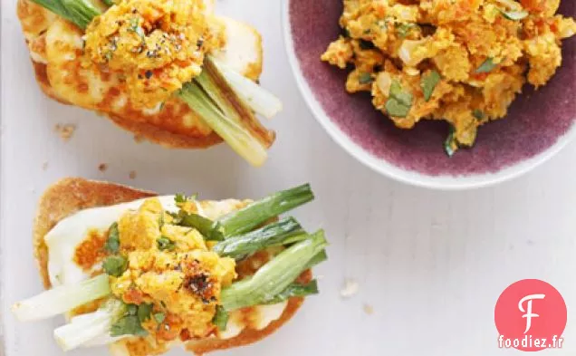 Bruschetta aux oignons de printemps et au halloumi avec salsa aux carottes et au safran