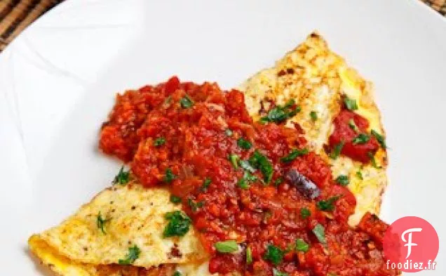 Omelette à la Saucisse Italienne et au Poivron Rouge Rôti Nappée de Sauce Marinara