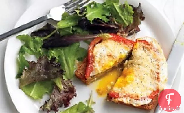 Oeuf au poivron dans un trou