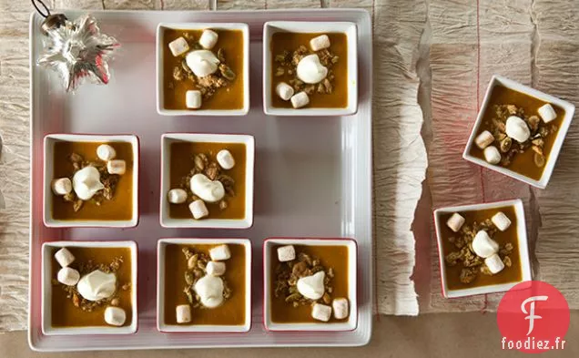 Soupe Savoureuse de Tarte à la Citrouille avec Guimauves à la Cannelle, Pepita Streusel et Crème Fraîche Fouettée