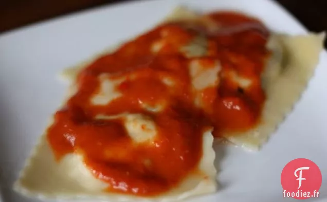 Raviolis Au Fromage De Chèvre Et Sauce Au Poivron Rouge Rôti