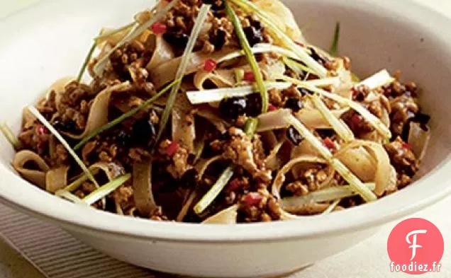 Porc aux haricots noirs avec nouilles